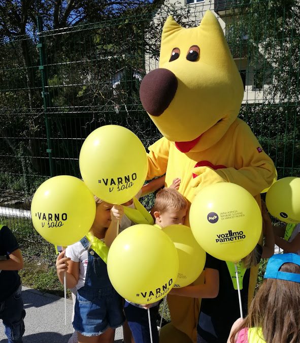 Kuža Pazi in policist na obisku